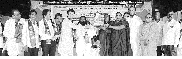 Do not revise the constitution of Koregaon Bhima - Uttam Kamble Surveys of social reconciliation in Kagal | कोरेगाव भीमा घटनेची उजळणी नको -उत्तम कांबळे कागलमध्ये सामाजिक सलोखा परिषदेतील सूर Do not revise the constitution of Koregaon Bhima - Uttam Kamble Surveys of social reconciliation in Kagal | कोरेगाव भीमा घटनेची उजळणी नको -उत्तम कांबळे कागलमध्ये सामाजिक सलोखा परिषदेतील सूर