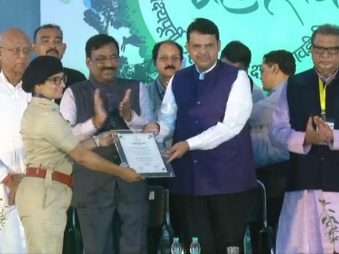 Shadow Bairagi is the state's medalist medal | छाया बैरागी यांना राज्य शासनाचे रजक पदक Shadow Bairagi is the state's medalist medal | छाया बैरागी यांना राज्य शासनाचे रजक पदक