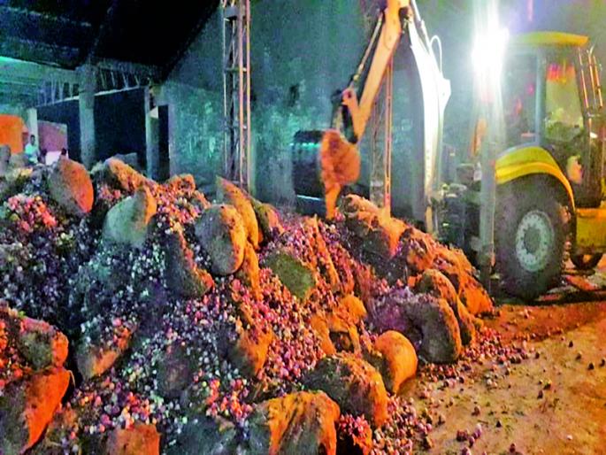 Swamp and odor fill the Adat Bazaar in Solapur | दलदल अन् दुर्गंधीतच भरतो सोलापुरातील अडत बाजार Swamp and odor fill the Adat Bazaar in Solapur | दलदल अन् दुर्गंधीतच भरतो सोलापुरातील अडत बाजार