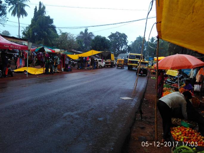Due to the Hurricane Due to heavy rainfall in the district of Sindhudurg, many people have to drink water | ओखी चक्रीवादळामुळे सिंधुदुर्ग जिल्ह्यातील तळेरेत पाऊस, अनेकांची तारांबळ Due to the Hurricane Due to heavy rainfall in the district of Sindhudurg, many people have to drink water | ओखी चक्रीवादळामुळे सिंधुदुर्ग जिल्ह्यातील तळेरेत पाऊस, अनेकांची तारांबळ