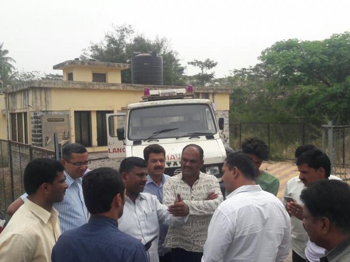 Satara: The crowd gathered in the hospital, near Krishna, hospital area, due to Palwana | सातारा : पैलवानाच्या जाण्यानं गहिवरला कृष्णाकाठ, रुग्णालय परिसरात गर्दी Satara: The crowd gathered in the hospital, near Krishna, hospital area, due to Palwana | सातारा : पैलवानाच्या जाण्यानं गहिवरला कृष्णाकाठ, रुग्णालय परिसरात गर्दी