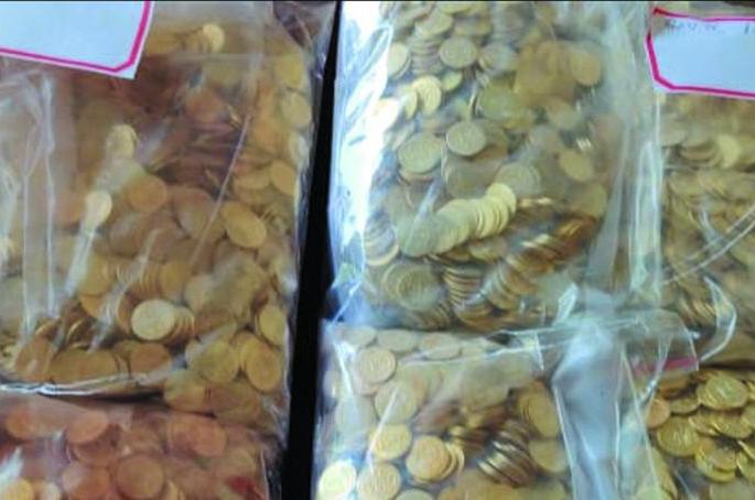 Fraud by giving fake gold coins; Cinestyle style siege operation success | नकली सोन्याची नाणी देऊन फसवणूक; सिनेस्टाईल पद्धतीचे ‘घेराव’ ऑपरेशन सक्सेस Fraud by giving fake gold coins; Cinestyle style siege operation success | नकली सोन्याची नाणी देऊन फसवणूक; सिनेस्टाईल पद्धतीचे ‘घेराव’ ऑपरेशन सक्सेस