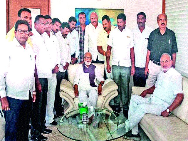 An hour-long discussion between Bhujbal-Kokate | भुजबळ-कोकाटे यांच्यात तासभर चर्चा An hour-long discussion between Bhujbal-Kokate | भुजबळ-कोकाटे यांच्यात तासभर चर्चा