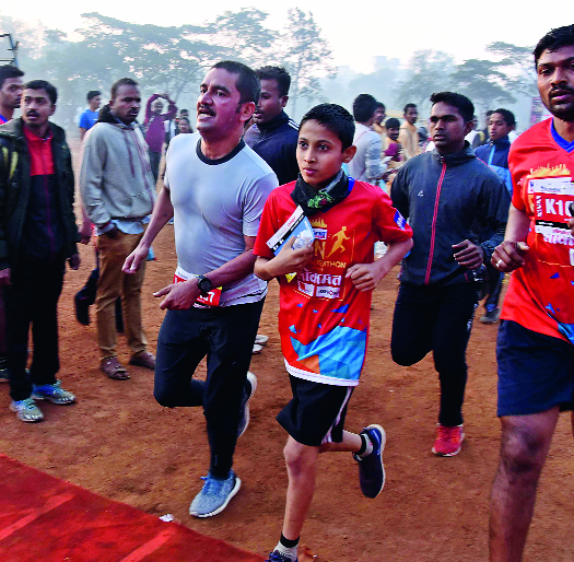 Joshi was also a good man! | मान्यवरही दौडले जोशात!