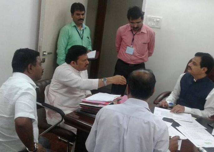 Green Revolution of Urban Development Minister for Development Work in Koregaon | कोरेगावातील विकासकामांना नगरविकास मंत्र्यांचा हिरवा कंदील Green Revolution of Urban Development Minister for Development Work in Koregaon | कोरेगावातील विकासकामांना नगरविकास मंत्र्यांचा हिरवा कंदील