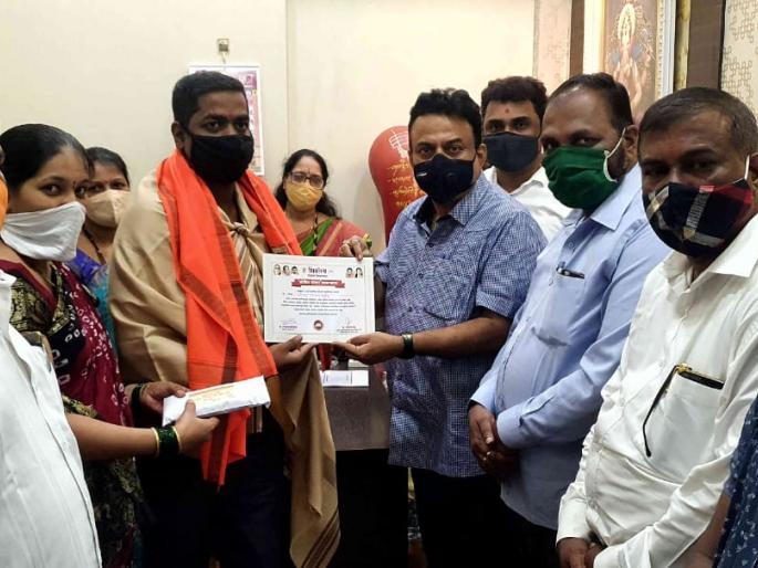 He gave a helping hand to the injured autorickshaw driver who was providing ambulance service | रुग्णसेवा देणाऱ्या अपघातग्रस्त रिक्षाचालकाला दिला मदतीचा हात He gave a helping hand to the injured autorickshaw driver who was providing ambulance service | रुग्णसेवा देणाऱ्या अपघातग्रस्त रिक्षाचालकाला दिला मदतीचा हात