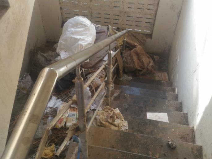 Kurukwadi's merchant complex becomes liquor spot, neglect of municipality, citizens' anger | कुर्डूवाडीतील व्यापारी संकुल बनले दारूचा अड्डा, नगरपालिकेचे दुर्लक्ष, नागरिकांतून संताप Kurukwadi's merchant complex becomes liquor spot, neglect of municipality, citizens' anger | कुर्डूवाडीतील व्यापारी संकुल बनले दारूचा अड्डा, नगरपालिकेचे दुर्लक्ष, नागरिकांतून संताप