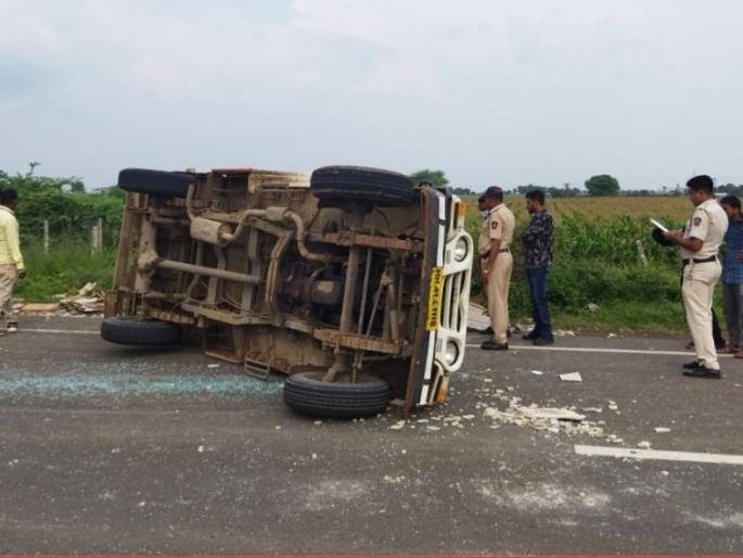 Chandwad couple killed in vehicle collision | वाहनाच्या धडकेने चांदवडचे दाम्पत्य ठार Chandwad couple killed in vehicle collision | वाहनाच्या धडकेने चांदवडचे दाम्पत्य ठार