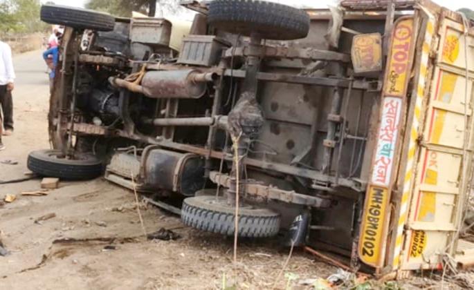 Four killed in accident near Malegaon | मालेगावजवळ भाविकांच्या टेम्पोला अपघात, चार ठार Four killed in accident near Malegaon | मालेगावजवळ भाविकांच्या टेम्पोला अपघात, चार ठार