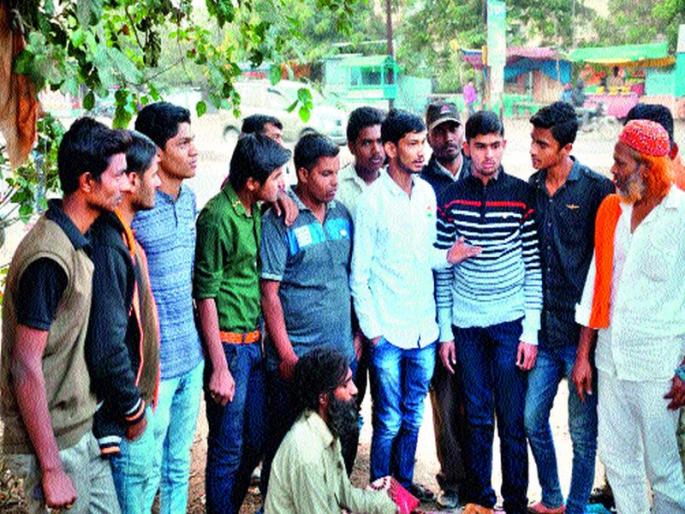 Manchoora Gana was supported by the sensitivity of the youth: The year started from here in the three- | युवकांच्या संवेदनशीलतेने मनोरु ग्णाला आधार विंचूर : वर्षभरापासून येथील तीनपाटी परिसरात सुरू होती दीनवाणी गुजराण Manchoora Gana was supported by the sensitivity of the youth: The year started from here in the three- | युवकांच्या संवेदनशीलतेने मनोरु ग्णाला आधार विंचूर : वर्षभरापासून येथील तीनपाटी परिसरात सुरू होती दीनवाणी गुजराण