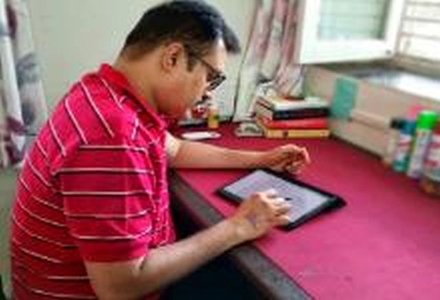 The legislature conducted the work of the legislature in the home quarantine | होमक्वारंटाइनमध्ये जिल्हाधिकाऱ्यांनी केले विधिमंडळाचे कामकाज