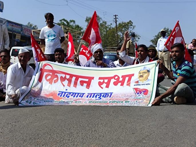 Block the road on behalf of Manmadla Kisan Sabha | मनमाडला किसान सभेतर्फे रास्ता रोको