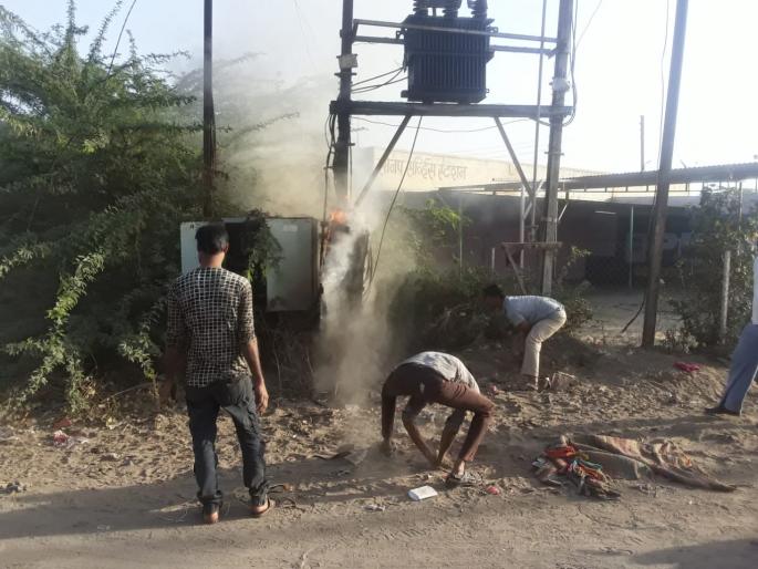 Manmad warns Rohitra | मनमाडला रोहित्राला आग Manmad warns Rohitra | मनमाडला रोहित्राला आग