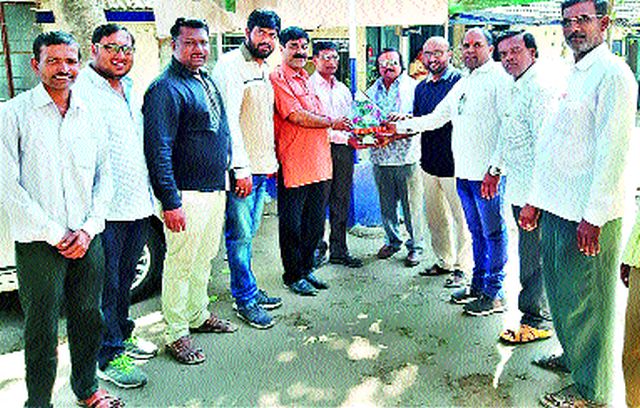 Lightning hide in the city of Manmad | मनमाड शहरात विजेचा लपंडाव Lightning hide in the city of Manmad | मनमाड शहरात विजेचा लपंडाव
