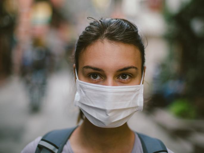 Distribution of sanitizer, mask to villagers on behalf of gram panchayat at Shivajinagar | शिवाजीनगर येथे ग्रामपंचायतीच्या वतीने ग्रामस्थांना सँनिटायझर, मास्कचे वाटप Distribution of sanitizer, mask to villagers on behalf of gram panchayat at Shivajinagar | शिवाजीनगर येथे ग्रामपंचायतीच्या वतीने ग्रामस्थांना सँनिटायझर, मास्कचे वाटप