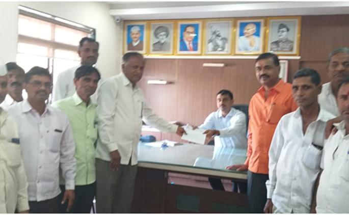 Chandwad Taluka Congress has requested the Tehsildars regarding drought | चांदवड तालुका कॉँग्रेसतर्फे दुष्काळाबाबत तहसीलदारांना निवेदन