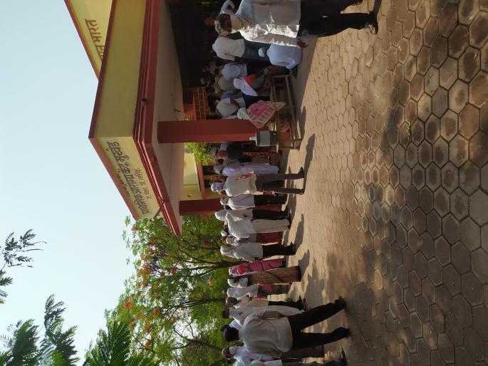 Citizens' outcry for vaccination | लसीकरणासाठी नागरिकांची झुंबड Citizens' outcry for vaccination | लसीकरणासाठी नागरिकांची झुंबड