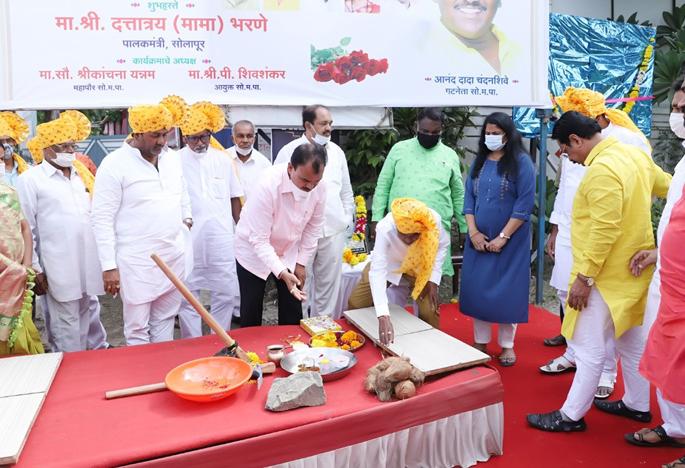 Politics; Witness of Chandanshive-Kathe-Narate | राजकारण; चंदनशिवे-काेठे-नराेटेंच्या साक्षीने उत्तरमध्ये पालकमंत्र्यांनी फाेडला नारळ