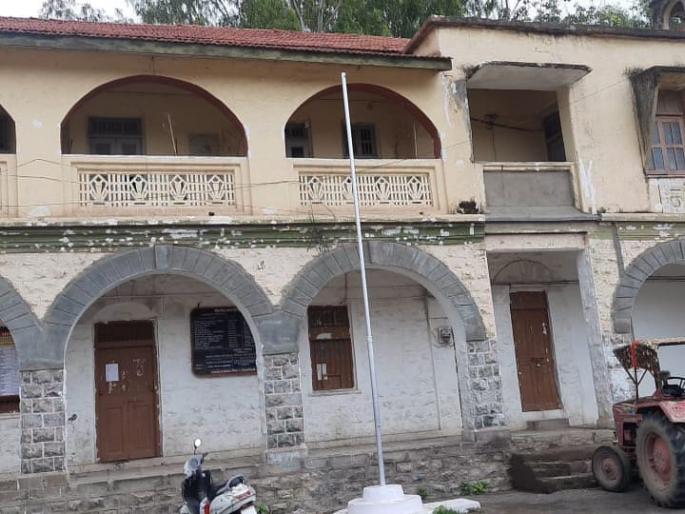 The soldier's wife interrupted, avoiding the city council | शिपायाची पत्नी बाधित, नगरपरिषदेला टाळे The soldier's wife interrupted, avoiding the city council | शिपायाची पत्नी बाधित, नगरपरिषदेला टाळे