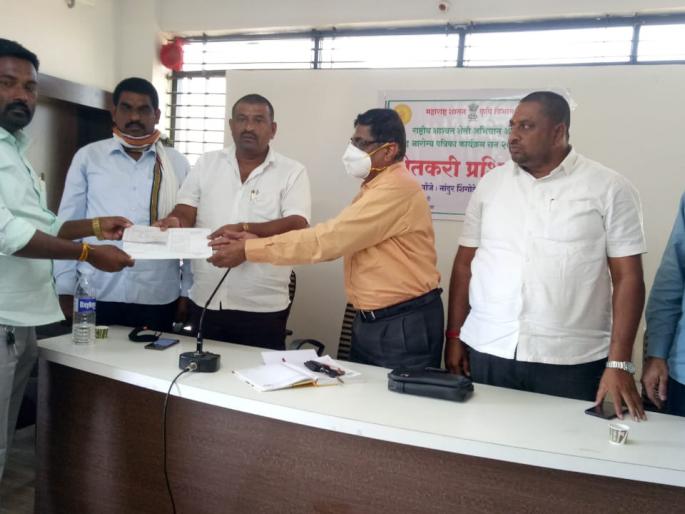 Training to farmers on World Soil Day at Nandurshingota | नांदूरशिंगोटेत जागतिक मृदादिनी शेतकऱ्यांना प्रशिक्षण Training to farmers on World Soil Day at Nandurshingota | नांदूरशिंगोटेत जागतिक मृदादिनी शेतकऱ्यांना प्रशिक्षण