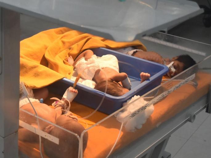 Inquiry of incident of infant falling below the glass belt in District Hospital | जिल्हा रुग्णालयात काचेच्या पेटीतून अर्भक खाली पडल्याच्या घटनेची चौकशी Inquiry of incident of infant falling below the glass belt in District Hospital | जिल्हा रुग्णालयात काचेच्या पेटीतून अर्भक खाली पडल्याच्या घटनेची चौकशी