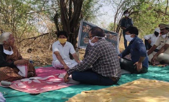 Take the workers to the village for free | श्रमिकांना विनामूल्य गावी पोहोचवा Take the workers to the village for free | श्रमिकांना विनामूल्य गावी पोहोचवा
