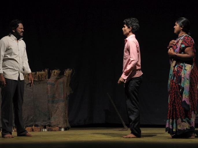 'Nir' is the focus of a family dispute in the state singles competition | राज्य एकांकिका स्पर्धेत ‘निर’चा लक्षवेधी कौटुंबिक कलह 'Nir' is the focus of a family dispute in the state singles competition | राज्य एकांकिका स्पर्धेत ‘निर’चा लक्षवेधी कौटुंबिक कलह