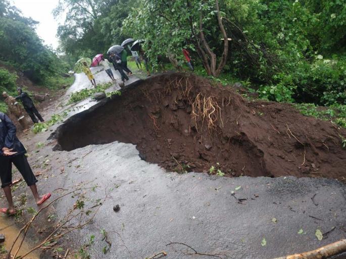 Closing the Ahwah route due to loads of filler | भराव खचल्याने आहवा मार्ग बंद Closing the Ahwah route due to loads of filler | भराव खचल्याने आहवा मार्ग बंद