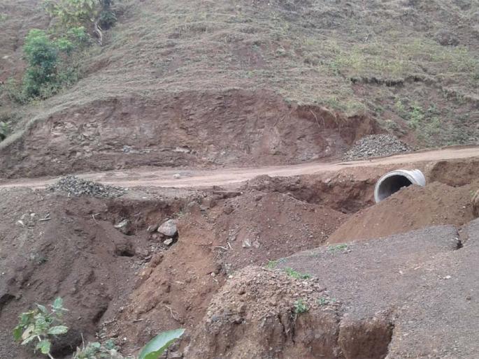 Complaint that the work of Velakhedi-Mandwa road is being degraded | वेलखेडी-मांडवा रस्त्याचे काम निकृष्ट होत असल्याची तक्रार Complaint that the work of Velakhedi-Mandwa road is being degraded | वेलखेडी-मांडवा रस्त्याचे काम निकृष्ट होत असल्याची तक्रार