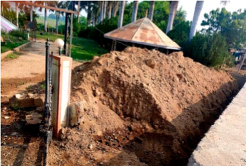 The protective wall collapsed when there was no obstruction | अडथळा नसताना संरक्षक भिंत पाडली The protective wall collapsed when there was no obstruction | अडथळा नसताना संरक्षक भिंत पाडली