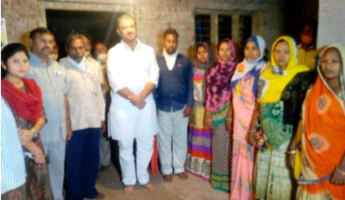 Minister offers condolences to the family of the agitating deceased woman | आंदोलनकर्ती मयत महिलेच्या कुटूंबियांचे मंत्र्यांकडून सांत्वन Minister offers condolences to the family of the agitating deceased woman | आंदोलनकर्ती मयत महिलेच्या कुटूंबियांचे मंत्र्यांकडून सांत्वन