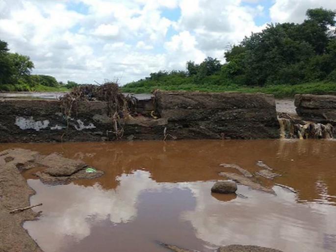 The dam on Gomai river is becoming useless | गोमाई नदीतील बंधारा ठरतोय निरुपयोगी The dam on Gomai river is becoming useless | गोमाई नदीतील बंधारा ठरतोय निरुपयोगी