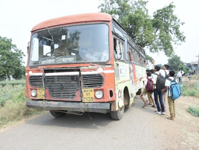 Bus travel to half the students | निम्म्याच विद्यार्थ्यांच्या वाट्याला बसप्रवास Bus travel to half the students | निम्म्याच विद्यार्थ्यांच्या वाट्याला बसप्रवास