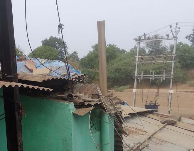 Running away after breaking the wire of electricity in Brahmanpuri | ब्राrाणपुरीत वीजेची तार तुटल्याने धावपळ