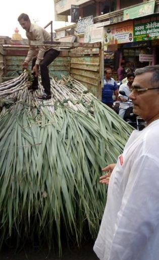 In the suburbs: it's the cheap traffic | परराज्यात चा:याची चोरटी वाहतूक सुरूच