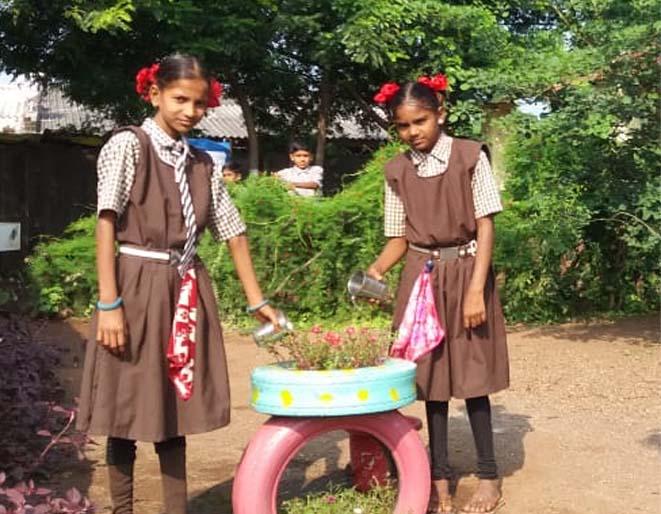 A unique garden made from wastes | टाकाऊ वस्तूंपासून तयार झाले अनोखे गार्डन