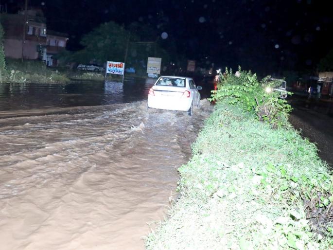 Nashik-Aurangabad highway blocked for some time | नाशिक-औरंगाबाद महामार्ग काही काळ ठप्प Nashik-Aurangabad highway blocked for some time | नाशिक-औरंगाबाद महामार्ग काही काळ ठप्प