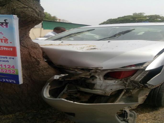 One killed and 7 injured in car accident at Karade | करडे येथील भरधाव कार झाडावर आदळून झालेल्या अपघातात एक जण जागीच ठार , ७ जखमी One killed and 7 injured in car accident at Karade | करडे येथील भरधाव कार झाडावर आदळून झालेल्या अपघातात एक जण जागीच ठार , ७ जखमी
