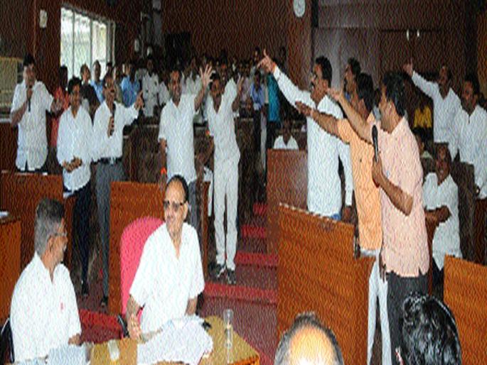 Health officials exchange food for cleanliness contracts | सफाईच्या ठेक्यातील मलिदा खाण्यासाठी आरोग्य अधिकाऱ्यांच्या बदलीचा घाट Health officials exchange food for cleanliness contracts | सफाईच्या ठेक्यातील मलिदा खाण्यासाठी आरोग्य अधिकाऱ्यांच्या बदलीचा घाट