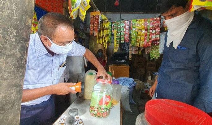 Broke into a grocery store at Dhanora | धानोरा येथे किराणा दुकान फोडले Broke into a grocery store at Dhanora | धानोरा येथे किराणा दुकान फोडले