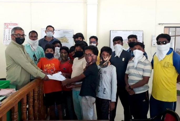 The children hit the provincial office directly for the ground | मैदानासाठी बालकांची थेट प्रांत कार्यालयावर धडक