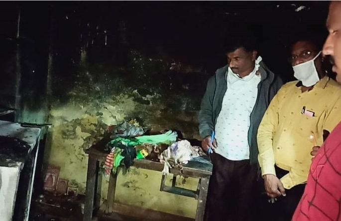 The house caught fire and the world was destroyed | घराला आग लागून संसार खाक