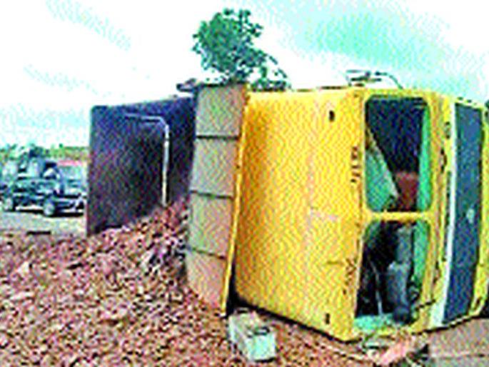 Dumper reversed, driver injured | डंपर उलटला, चालक जखमी Dumper reversed, driver injured | डंपर उलटला, चालक जखमी