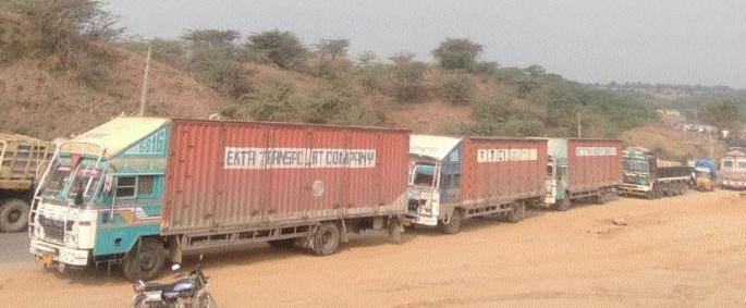 Anjale losses | अंजाळे घाटात बस अपघातात ५ जखमी Anjale losses | अंजाळे घाटात बस अपघातात ५ जखमी