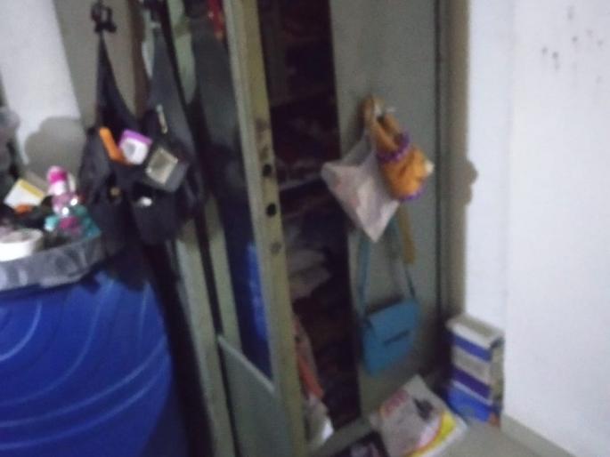 Day robbery at Ozar; Lump instead of all the lacquer | ओझर येथे दिवसा घरफोडी; सव्वा लाखाचा ऐवज लंपास Day robbery at Ozar; Lump instead of all the lacquer | ओझर येथे दिवसा घरफोडी; सव्वा लाखाचा ऐवज लंपास