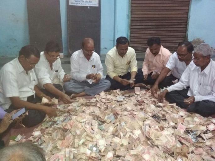 The donations of three lakh donated by the devotees in Balaji, Bandra, Parola | पारोळा येथील बालाजीच्या हुंडीत भाविकांनी टाकले तीन लाखांचे दान The donations of three lakh donated by the devotees in Balaji, Bandra, Parola | पारोळा येथील बालाजीच्या हुंडीत भाविकांनी टाकले तीन लाखांचे दान