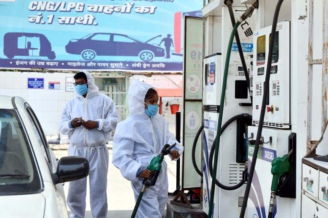 Good News; From Tuesday, the city's petrol pumps will remain open even after 4 pm | Good News; साेमवारपासून शहरातील पेट्राेलपंप सायंकाळी चारनंतरही खुले राहणार Good News; From Tuesday, the city's petrol pumps will remain open even after 4 pm | Good News; साेमवारपासून शहरातील पेट्राेलपंप सायंकाळी चारनंतरही खुले राहणार
