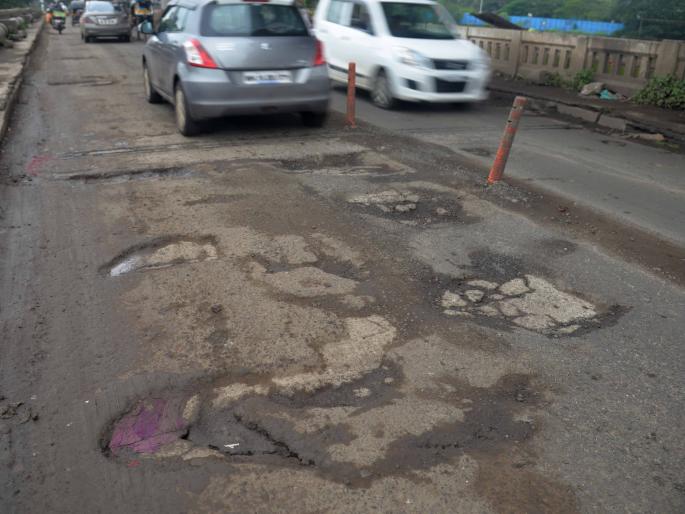 Ultimatum for digging pits | खड्डे बुजविण्यासाठी अल्टिमेटम Ultimatum for digging pits | खड्डे बुजविण्यासाठी अल्टिमेटम