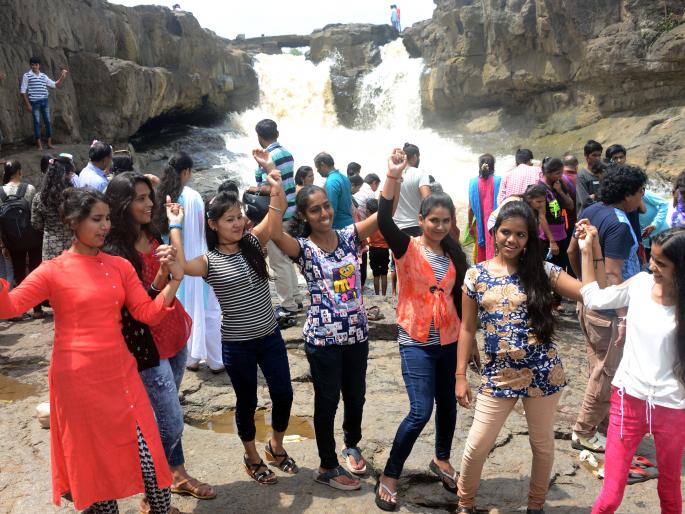 Youth's friendship came alive ... | तरुणाईच्या मैत्रीला आला बहर...