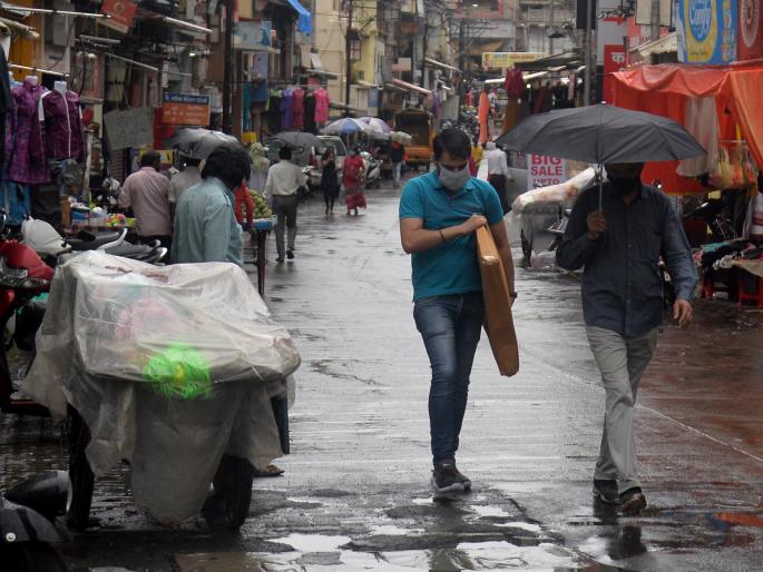 Moderate showers throughout the day after the wait | प्रतीक्षेनंतर दिवसभर शहरात मध्यम सरींचा वर्षाव Moderate showers throughout the day after the wait | प्रतीक्षेनंतर दिवसभर शहरात मध्यम सरींचा वर्षाव